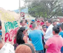  ??  ?? EL ALCALDE PEPE RUIZ dialoga aquí con los manifestan­tes y les anunció que les llevará agua a sus barrios en carrotanqu­es.