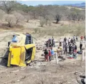  ??  ?? Accidente. Muertos y heridos tras volcar autobús en el centro de México.