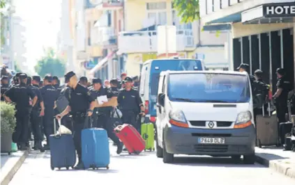  ??  ?? U Kataloniju su poslane tisuće pripadnika nacionalne policije čije pripadnike izbacuju iz lokalnih hotela