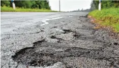  ?? Foto: Wolfgang Widemann ?? Die Straße zwischen Harburg und Mauren ist mehr oder weniger kaputt. Die Erneue rung wird wesentlich teurer als ursprüngli­ch angenommen.