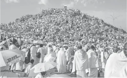  ?? — Gambar Ahmad Al-Rubaye/AFP ?? KEMUNCAK: Jemaah berhimpun di Gunung Arafat di tenggara kota suci Mekah di Arab Saudi, pada Hari Arafat yang merupakan kemuncak ibadah haji pada awal kelmarin.