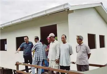  ??  ?? ABDULLAH (kiri) melawat tadika yang kini dalam pembinaan di Kampung Berangan.