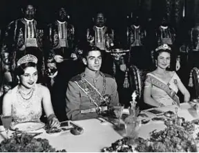  ?? ?? COM’ERANO LONTANI I CHADOR
A sinistra, Farida, ossia Safinaz Hanim Zulfikar (1921-1988), il giorno del matrimonio con il re d’Egitto Faruk (1920-1965), il 20 gennaio 1938, al Cairo. Qui sopra, al centro, lo scià di Persia, Mohamed Reza Pahlavi (1919-1980), tra Farida (a destra) e la sua prima moglie Fawzia (19212013) al Cairo, nel 1939. Fawzia era una delle tre sorelle di Faruk.