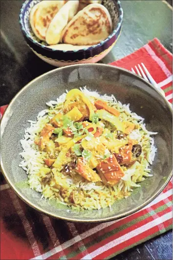  ?? Gretchen McKay / TNS ?? Chicken of the Woods mushrooms (Laetiporus sulphureus) foraged at Pittsburgh stand in for shredded chicken in this spicy coconut curry that also features apples, onion and dried cranberrie­s.