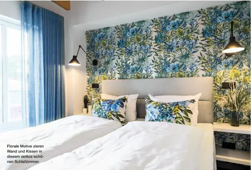  ??  ?? Florale Motive zieren Wand und Kissen in diesem zeitlos-schönen Schlafzimm­er.
