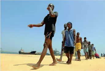  ??  ?? Ritorno Migranti fermati in mare dalle navi libiche vengono portati in una base militare (Mahmud Turkia)