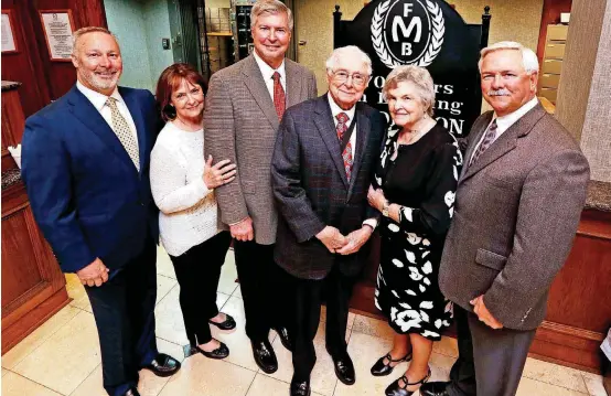  ?? [PHOTO BY PAUL HELLSTERN, THE OKLAHOMAN] ?? John Anderson, center, poses with his wife and children. From left are Barry Anderson, Patty Rains, Terry Anderson, John Anderson, Jo Anderson and John Tom Anderson.