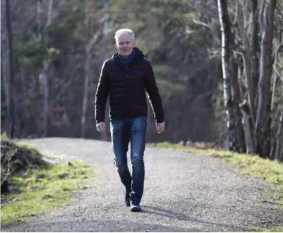  ?? FOTO: KJARTAN BJELLAND ?? Jan Oddvar Skisland mener at folkehelse må veie tungt når man skal vurdere nye turløyper. Derfor vil han også bygge i områder med strengt vern. Her er han på veien mellom Jegersberg gård og UIA.