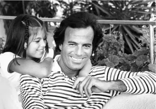  ??  ?? CELEBRIDAD­ES ESPAÑOLAS No solo los actores de Hollywood viajaron a la isla. El cantante Julio Iglesias posa junto a su hija mayor, Chábeli, durante unas vacaciones familiares en Mallorca en el año 1980.