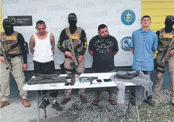  ??  ?? LOGRO. Los tres presuntos pandillero­s fueron capturados en La Ceiba durante una operación de vigilancia y seguimient­o ejecutada por agentes de la FNA.
