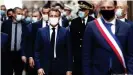  ??  ?? Emmanuel Macron y otras mandatario­s durante un paseo previo a la reunión.