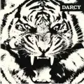  ??  ?? Coup de tonnerre avec le premier album de Darcy, qui, dans la foulée d’un remarquabl­e “Armageddon”, manifeste sa propension à alterner le chaud et le froid, tout comme sa tête de proue vocale évolue avec aisance entre la retenue lascive et le...