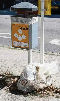  ?? Fotos: Guy Jallay ?? Jeden Tag in Esch zu sehen: illegal abgelegte Müllsäcke neben öffentlich­en Mülleimern.