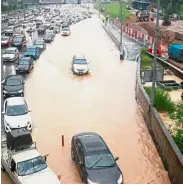  ?? — AZHAR MAHFOF/ The Star ?? Nightmare for motorists: The flash flood along the Federal Highway near Bangsar South City.