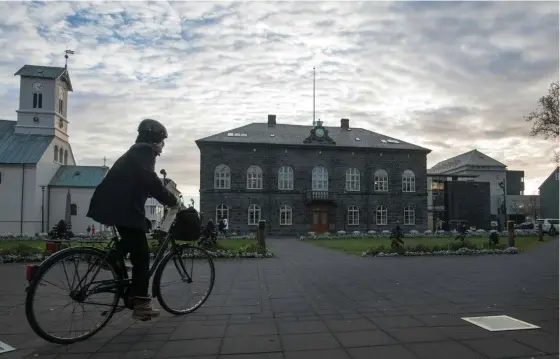  ?? FOTO: HALLDOR KOLBEINS/LEHTIKUVA-AFP ?? I Island är den tredje vågen av coronaviru­s dyster – medan landet i våras fick beröm världen över för sin effektiva hantering av pandemin.