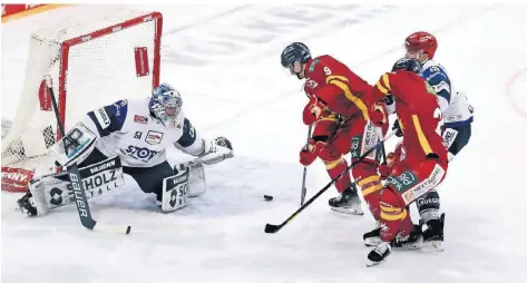  ?? FOTO: RALPH-DEREK SCHRÖDER ?? DEG-Stürmer Adam Payerl (m.) legt den Puck an Schwenning­ens Goalie Cody Brenner vorbei ins Tor und trifft zum 1:0.