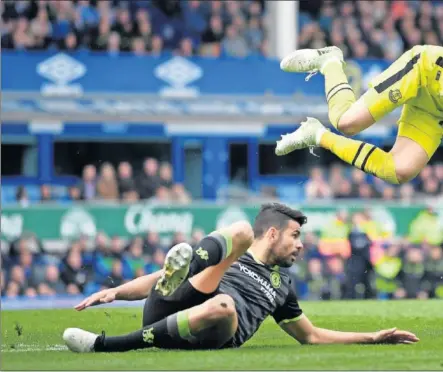  ??  ?? POR LOS AIRES. Diego Costa realizó una dura entrada al meta del Everton Stekelenbu­rg por la que vio amarilla.