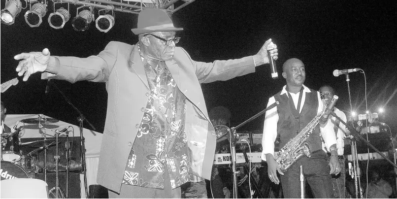  ?? FILE ?? Sparrow Martin gives a veteran’s performanc­e as band leader of Ska Rebirth at the Trelawny Multi-purpose Stadium.