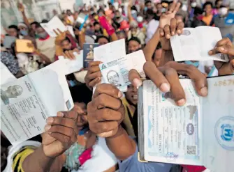  ?? EFE ?? Haitianos buscan en la Embajada de EU una visa para poder huir del país