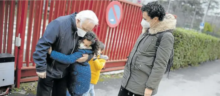  ??  ?? Vera Guerrero abraza a su abuelo, Pacho, después de 5 meses sin poder verle, ante la mirada de su madre, Susana.