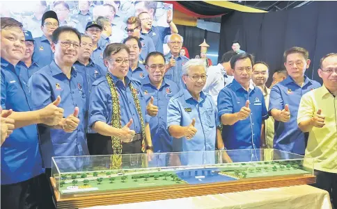  ??  ?? Abang Johari (third left) with (from left) Huang, Julaihi, Len, Masing, Yusuf, Ding and others give the thumbs-up to the proposed bridge for Sungai Pasi/Sibu/Tanjung Manis road.