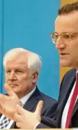  ?? Foto: Wolfgang Kumm, dpa ?? Seehofer (links) und Spahn warnen vor Leichtsinn.