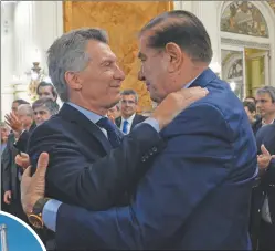  ?? CEDOC PERFIL ?? ABRAZO. Macri y Pereyra, tras la firma del 30 de enero.