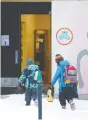  ?? PAUL CHIASSON/THE CANADIAN PRESS ?? Children walk into a school in Montreal on Monday as primary schools reopened.