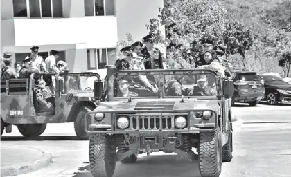  ?? ESPECIAL ?? El general recorre en un jeep las instalacio­nes del 41 Batallón de Infantería en Teloloapan.