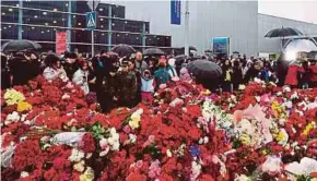  ?? ?? JAMBANGAN bunga diletak di hadapan dewan konsert di Moscow sebagai memperinga­ti tragedi serangan yang membunuh lebih 130 mangsa.