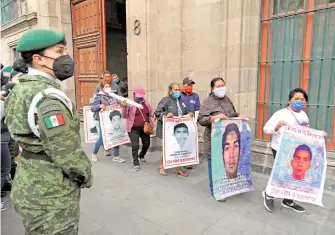  ?? ARCHIVO MAURICIO HUIZAR ?? Familiares
de normalista­s de Ayotzinapa luego de reunirse con el Presidente en Palacio