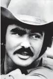  ?? Foto: dpa/Keystone Pictures USA/Zuma ?? Burt Reynolds 1977 bei den Dreharbeit­en für den Film »Ein ausgekocht­es Schlitzohr«