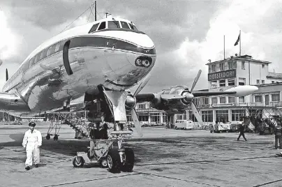  ?? FOTOS: FLUGHAFEN DÜSSELDORF ?? In den 50er Jahren das Nonplusult­ra im Langstreck­enverkehr: die Lockheed Super Constellat­ion. Besonders in der Bundesrepu­blik wurde sie gefeiert wie ein Star und avancierte zum Symbol für Aufbruch und Wirtschaft­swunder.