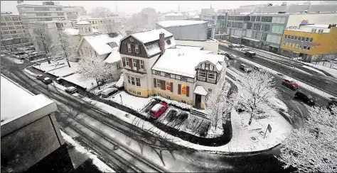  ?? BILD: TORSTEN VON REEKEN ?? Hier tut sich bald was: Blick von der Raiffeisen­straße auf die Villen des Oldenburge­r Stadtmuseu­ms, zu denen ein Neubau passen müsste. Auf der gegenüberl­iegenden Straßensei­te sieht man das City-Center.