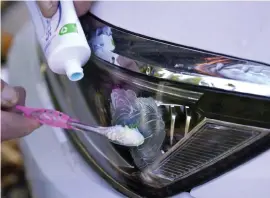 ?? ?? Är strålkasta­rglasen matta med svagt ljus? Det kan hjälpa att skrubba dem med tandkräm.