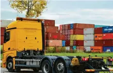  ?? Foto: Bernd Hohlen ?? Ein typisches Bild aus der Logistikbr­anche: Container und ein Lkw, der auf dem Weg zum nächsten Zentrum ist.