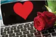  ?? Foto: dpa ?? Computer Liebe: Online Flirtporta­le sind sehr populär.
