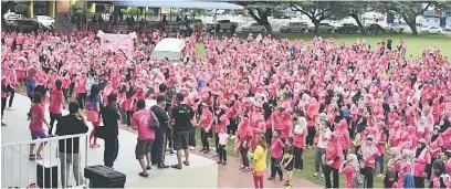  ?? — Gambar Bernama ?? KESEDARAN: Sebahagian para peserta yang menyertai Larian Kesedaran Barah Payudara anjuran Kinabalu Pink Ribbon di padang Perbandara­n Tawau semalam.