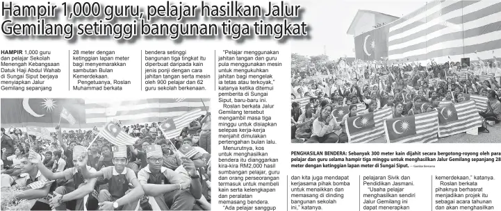  ?? — Gambar Bernama — Gambar Bernama ?? PATRIOTIK: Seramai 900 pelajar dan 62 guru Sekolah Menengah Kebangsaan Datuk Haji Abdul Wahab, Sungai Siput ceria ketika bergambar kenangan di hadapan Jalur Gemilang gergasi yang digantung di antara dua blok bangunan sekolah mereka di Sungai Siput....