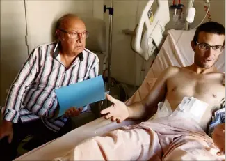  ?? (Photo Franck Fernandes) ?? Le blessé sur son lit d’hôpital avec son avocat, Me Jacques Salvaterra.