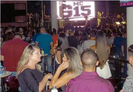  ?? Fotos Pedro Ladeira/Folhapress ?? Norma Tedeschi (à esquerda, de preto), sogra de Temer, durante festa em Brasília com a presença do funkeiro MC G15