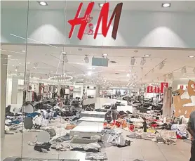  ?? REPRODUÇÃO / TWITTER ?? Manequins e roupas foram jogados no chão em filial da H&M