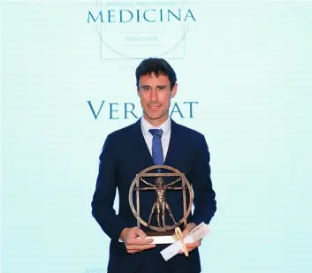  ??  ?? Alberto Vericat, en representa­ción de todo su equipo, recibió el premio en la categoría de Formación