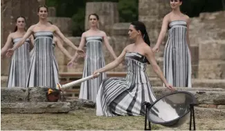  ?? ?? La cérémonie traditionn­elle de l'allumage de la   amme olympique à Olympe en Grèce, mardi 16 avril 2024.