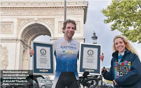  ??  ?? Mark Beaumont posa con sus certificad­os de récords a su llegada al Arco del Triunfo en París. /GETTY IMAGES