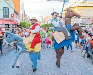  ?? ?? Don Quijote y Sancho Panza, durante el desfile.