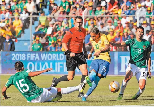  ??  ?? El portero de Bolivia Carlos Lampe detuvo hasta cuatro tiros peligrosos a la gran estrella de la selección de Brasil, Neymar.
