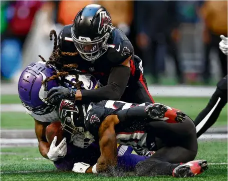  ?? ALEX SLITZ/GETTY IMAGES ?? The Vikings’ K.J. Osborn suffered a concussion on a hit delivered by the Falcons’ Dee Alford (bottom).