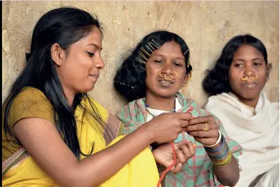  ??  ?? RARE TRIBE Pankaja Sethi with adivasi women at the Lakme Fashion Week, Mumbai