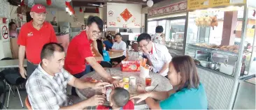  ??  ?? Brolin (second left) and Tan (second right) meeting and greeting some of the people in Serian town.